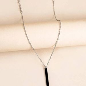 Simple bar necklace
